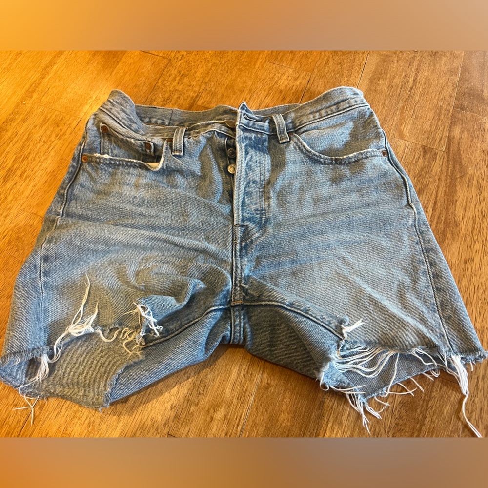 Levi’s frayed denim short with 5 in inseam